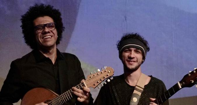 Hamilton de Holanda montou o show Som da imagem e convidou Pedro Martins, que aceitou imediatamente participar da empreitada(foto: RAFAE/Divulgação) Hamilton de Holanda montou o show Som da imagem e convidou Pedro Martins, que aceitou imediatamente participar da empreitada(foto: RAFAE/Divulgação)