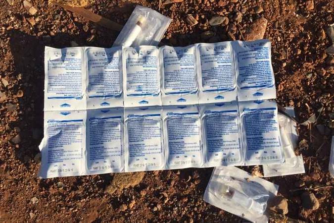 Os medicamentos, dentre eles o Peritosteril, da marca Fresenius Medical Care estavam espalhados ao lado de ampolas, dentro e fora de caixas de papelão(foto: PMDF/Divulgação) Os medicamentos, dentre eles o Peritosteril, da marca Fresenius Medical Care estavam espalhados ao lado de ampolas, dentro e fora de caixas de papelão(foto: PMDF/Divulgação)