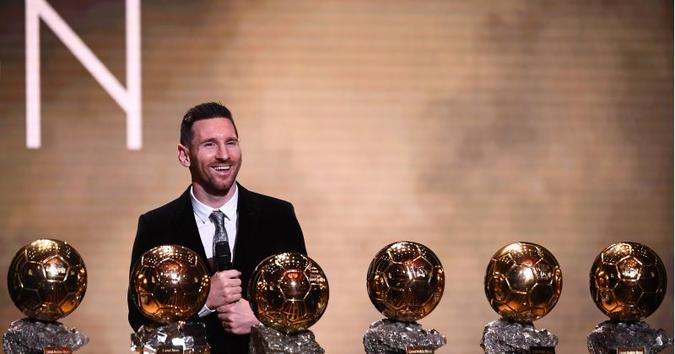 Messi encerrou o jejum de quatro anos sem receber a Bola de Ouro e se tornou o maior vencedor, com seis(foto: Franck Fife/AFP ) Messi encerrou o jejum de quatro anos sem receber a Bola de Ouro e se tornou o maior vencedor, com seis(foto: Franck Fife/AFP )