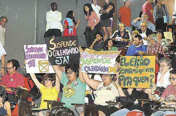 Manifestantes levantam cartazes durante assembleia realizada na última sexta-feira, quando se decidiu pelo fim da greve na UnB: movimento continua na segunda-feira(foto: Carlos Moura/CB/D.A Press) Manifestantes levantam cartazes durante assembleia realizada na última sexta-feira, quando se decidiu pelo fim da greve na UnB: movimento continua na segunda-feira(foto: Carlos Moura/CB/D.A Press)