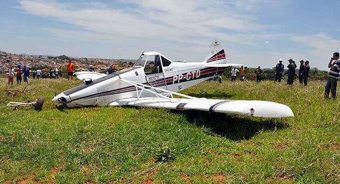 Vários curiosos foram até o terreno para ver o avião que sofreu o acidente(foto: Jornal de Lavras/Divulgação) Vários curiosos foram até o terreno para ver o avião que sofreu o acidente(foto: Jornal de Lavras/Divulgação)