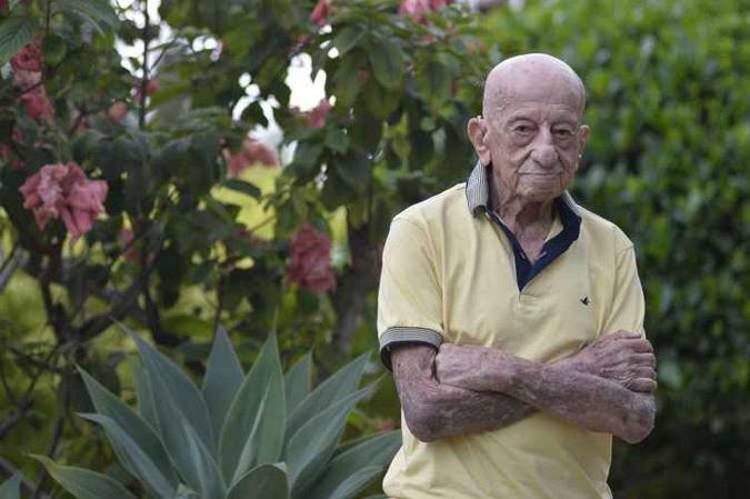 Aos 94 anos, apesar das dificuldades de locomoção e audição, ele ainda mostra grande disposição e humor(foto: Breno Fortes/CB/D.A Press) Aos 94 anos, apesar das dificuldades de locomoção e audição, ele ainda mostra grande disposição e humor(foto: Breno Fortes/CB/D.A Press)