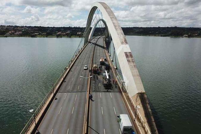O objetivo era verificar se o líquido isento de produtos químicos seria o suficiente para o procedimento de limpeza(foto: Breno Fortes/CB/D.A Press) O objetivo era verificar se o líquido isento de produtos químicos seria o suficiente para o procedimento de limpeza(foto: Breno Fortes/CB/D.A Press)