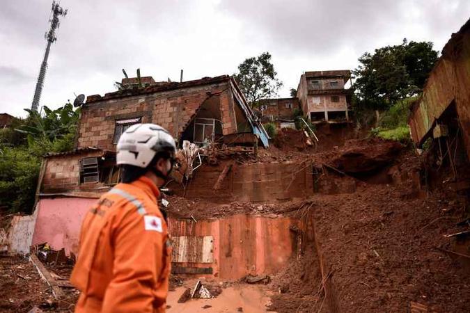 Deslizamentos de terra por causa das chuvas causaram 38 mortes até o momento em Minas Gerais.(foto: Douglas Magno/AFP) Deslizamentos de terra por causa das chuvas causaram 38 mortes até o momento em Minas Gerais.(foto: Douglas Magno/AFP)