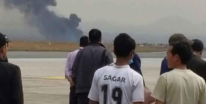 O avião da companhia bengalesa US-Bangla Airlines transportava 67 passageiros e quatro membros da tripulaçãoNittin Keyal/AFP O avião da companhia bengalesa US-Bangla Airlines transportava 67 passageiros e quatro membros da tripulaçãoNittin Keyal/AFP