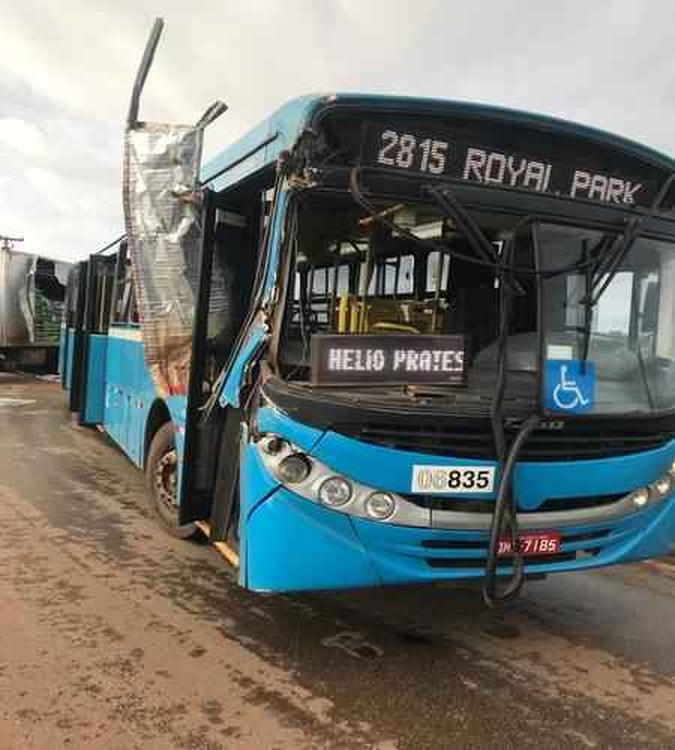 Ainda não se sabe a quantidade passageiros que estavam no ônibus da viação Taguatur(foto: Divulgação/CBMDF) Ainda não se sabe a quantidade passageiros que estavam no ônibus da viação Taguatur(foto: Divulgação/CBMDF)