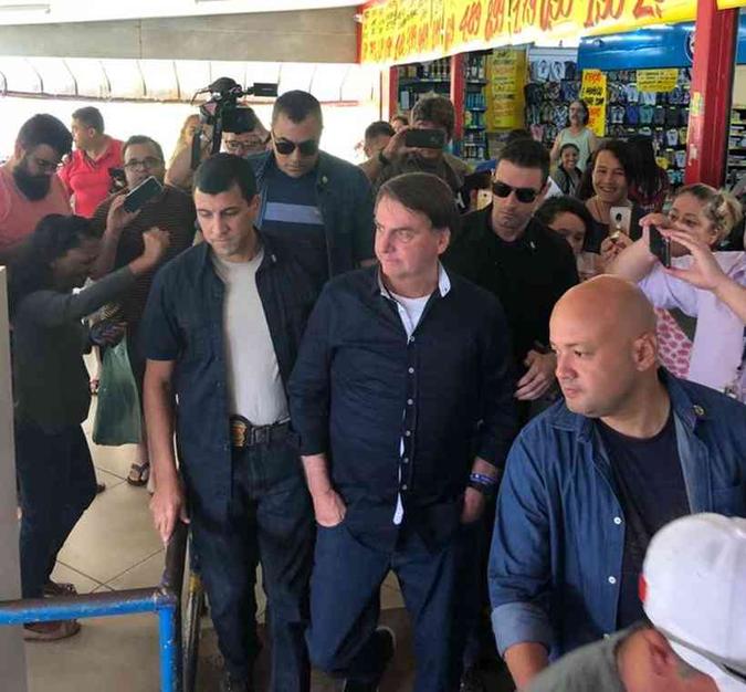 Bolsonaro visita padaria no Sudoeste, bairro que tem 17 casos confirmados de coronavírus: Bolsonaro visita padaria no Sudoeste, bairro que tem 17 casos confirmados de coronavírus: