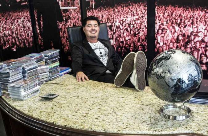 Na biografia, Paulo Baron conta sua trajetória de mais de 30 anos ao lado de estrelas do rock(foto: Top Link Music/Divulgação) Na biografia, Paulo Baron conta sua trajetória de mais de 30 anos ao lado de estrelas do rock(foto: Top Link Music/Divulgação)