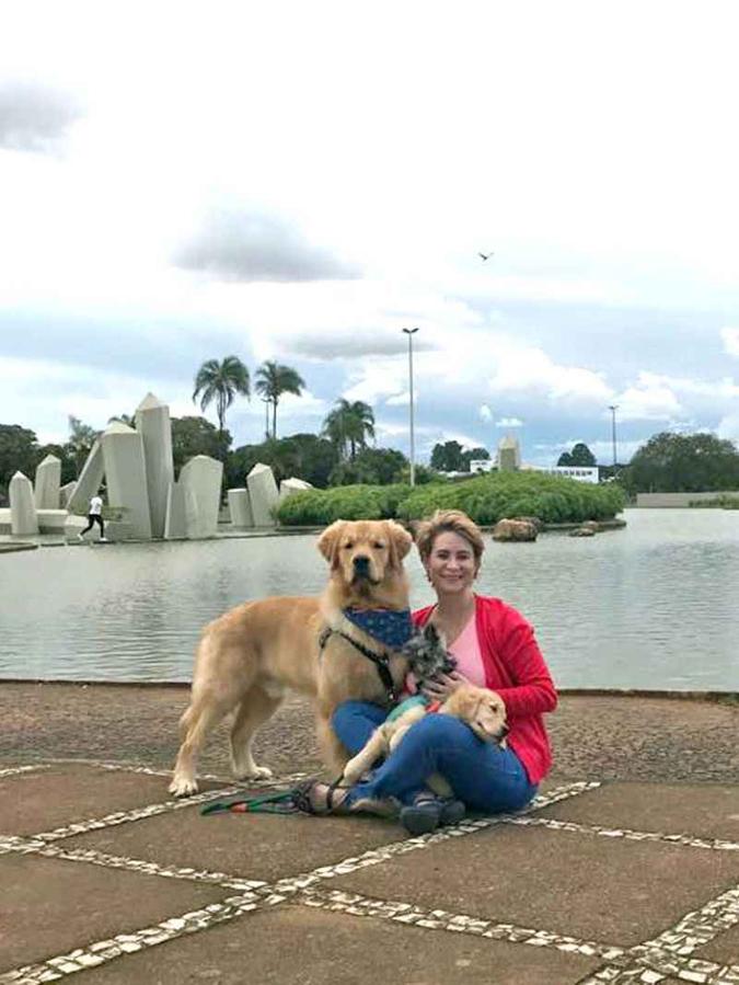 Vitória Régia Costa e seus cachorros na Praça dos Cristais: terapia para todos(foto: Arquivo Pessoal) Vitória Régia Costa e seus cachorros na Praça dos Cristais: terapia para todos(foto: Arquivo Pessoal)