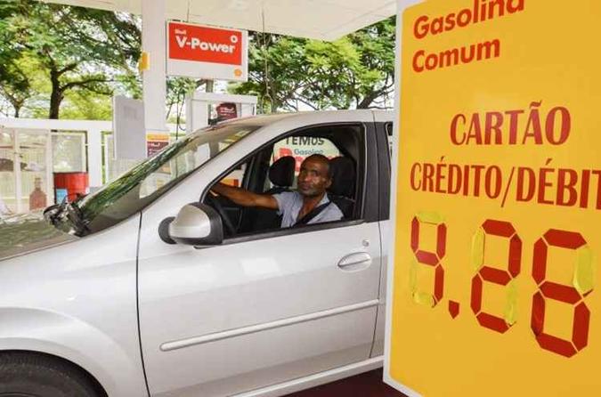Se não tiver como pesquisar, consumidor acaba pagando R$ 0,50 a mais pelo litro do que em outros postos(foto: Ana Carneiro/Esp. CB/D.A Press) Se não tiver como pesquisar, consumidor acaba pagando R$ 0,50 a mais pelo litro do que em outros postos(foto: Ana Carneiro/Esp. CB/D.A Press)