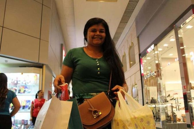 A professora Rita de Castro diz que, com os preços mais baixos, obteve economia de 30% nas compras(foto: Gabriel Pinheiro/Esp. CB/D.A Press) A professora Rita de Castro diz que, com os preços mais baixos, obteve economia de 30% nas compras(foto: Gabriel Pinheiro/Esp. CB/D.A Press)