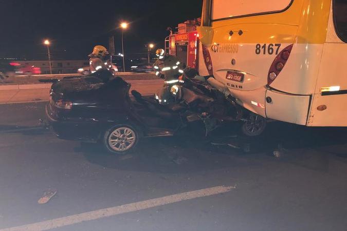 O motorista e o passageiro do carro ficaram em estado grave(foto: CBMDF/Divulgação) O motorista e o passageiro do carro ficaram em estado grave(foto: CBMDF/Divulgação)