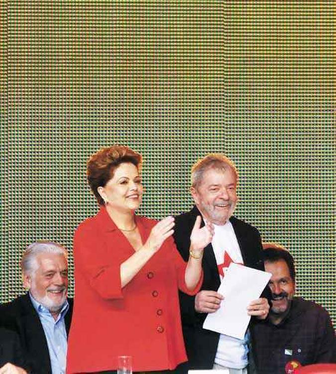 Depois de evitarem o assunto Copa na esteira dos protestos de junho, Dilma e Lula defendem a qualidade dos estádios (foto: Zuleika de Souza/CB/D.A Press) Depois de evitarem o assunto Copa na esteira dos protestos de junho, Dilma e Lula defendem a qualidade dos estádios (foto: Zuleika de Souza/CB/D.A Press)