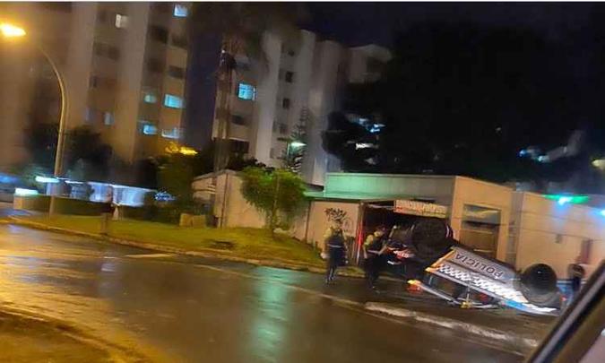 O carro ficou virado na pista(foto: Arquivo pessoal/CB) O carro ficou virado na pista(foto: Arquivo pessoal/CB)