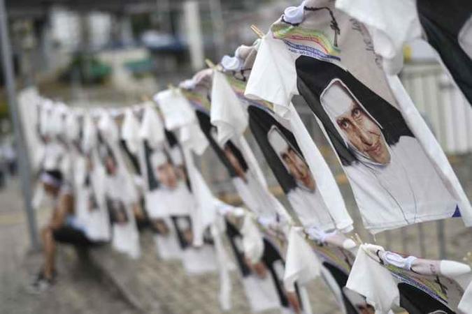 Santa Dulce dos Pobres teve a primeira missa em homenagem a ela rezada depois da beatificação em Salvador(foto: AFP/ Mauro Pimentel) Santa Dulce dos Pobres teve a primeira missa em homenagem a ela rezada depois da beatificação em Salvador(foto: AFP/ Mauro Pimentel)