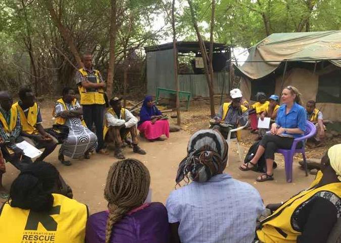 A epidemiologista Amy Summers conversa com agentes de saúde do campo de refugiados Kakuma, no Quênia: 114 pacientes participaram do estudo (foto: Wheeler Lab/Divulgação ) A epidemiologista Amy Summers conversa com agentes de saúde do campo de refugiados Kakuma, no Quênia: 114 pacientes participaram do estudo (foto: Wheeler Lab/Divulgação )