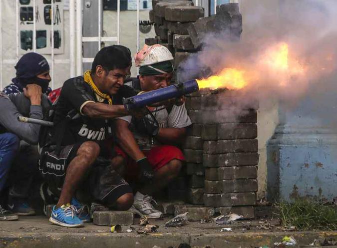 As imagens da convulsão que atinge o país desde abril e deixou mais de 300 mortos: manifestantes disparam morteiro artesanal (foto: AFP / INTI OCON ) As imagens da convulsão que atinge o país desde abril e deixou mais de 300 mortos: manifestantes disparam morteiro artesanal (foto: AFP / INTI OCON )