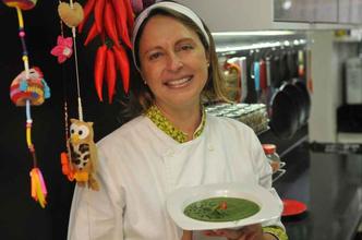 Na cozinha de Daniela, ervas e especiarias têm lugar de destaque. Na cozinha de Daniela, ervas e especiarias têm lugar de destaque.