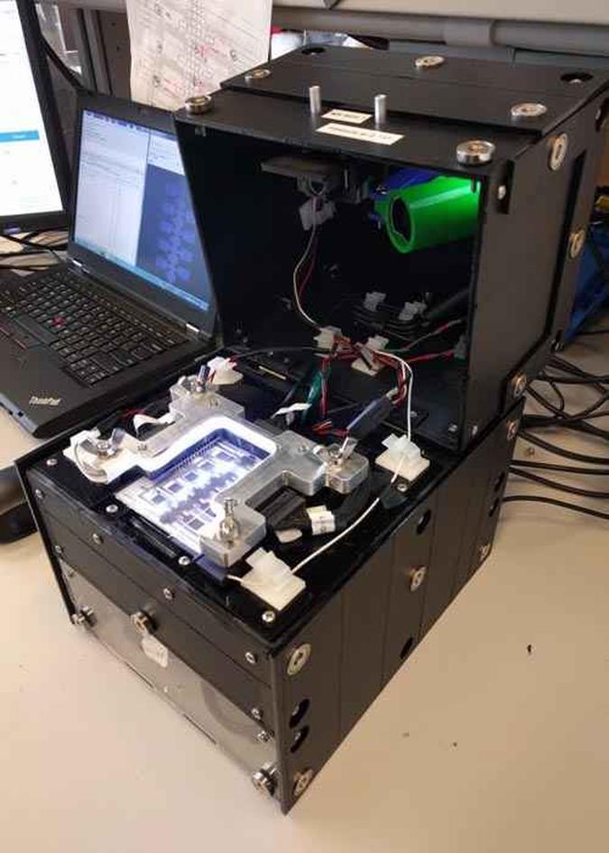 Plataforma MR Box, que faz funcionar o chip para os testes(foto: Wheeler Lab/Divulgação ) Plataforma MR Box, que faz funcionar o chip para os testes(foto: Wheeler Lab/Divulgação )