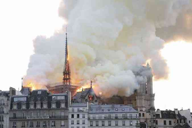 O fogo começou na parte superior da catedral, segundo os bombeiros(foto: Francois Guillot/AFP)