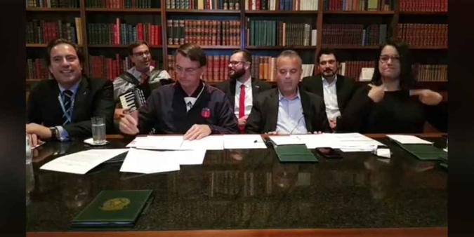 Bolsonaro criticou governadores na live semanal(foto: Reprodução) Bolsonaro criticou governadores na live semanal(foto: Reprodução)
