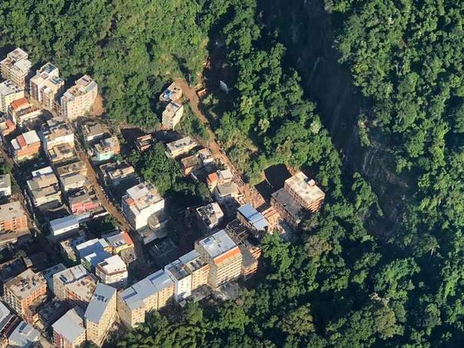 A comunidade da Muzema, na zona oeste do Rio, onde dois prédios desabaram(foto: Centro de operação da Prefeitura do RJ/Divulgação) A comunidade da Muzema, na zona oeste do Rio, onde dois prédios desabaram(foto: Centro de operação da Prefeitura do RJ/Divulgação)