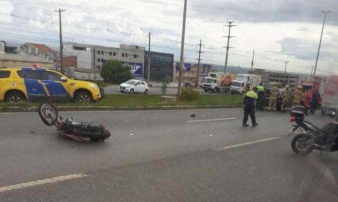 Informações preliminares dos bombeiros indicam que ninguém ficou gravemente ferido durante a colisão(foto: Reprodução/Bruno Fernando) Informações preliminares dos bombeiros indicam que ninguém ficou gravemente ferido durante a colisão(foto: Reprodução/Bruno Fernando)