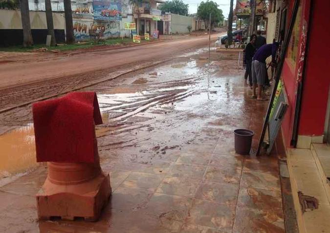 A rua 4 C de Vicente Pires ficou tomada pela lama após as chuvas na região(foto: Hélio Barros/ divulgação) A rua 4 C de Vicente Pires ficou tomada pela lama após as chuvas na região(foto: Hélio Barros/ divulgação)