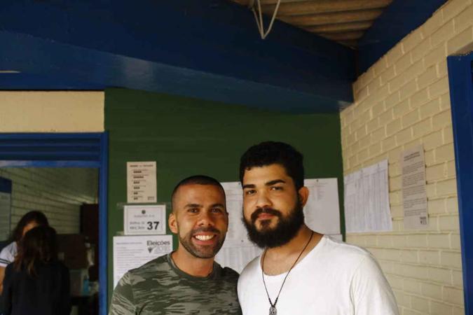 Vamberg e Philippo foram votar juntos em uma escola do Cruzeiro. Questões sociais foram determinantes na escolha dos candidatos(foto: Ana Rayssa/Esp. CB/D.A Press) Vamberg e Philippo foram votar juntos em uma escola do Cruzeiro. Questões sociais foram determinantes na escolha dos candidatos(foto: Ana Rayssa/Esp. CB/D.A Press)