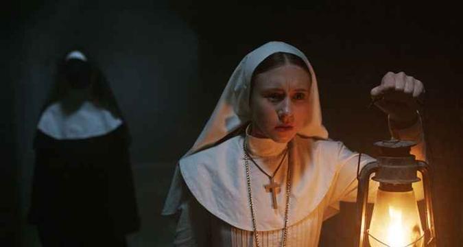 Taissa Farmiga segue os passos de sua irmã mais velha, Vera Farmiga, estrela da franquia original 'Invocação do mal'.(foto: Divulgação/Warner Bros. Entertainment) Taissa Farmiga segue os passos de sua irmã mais velha, Vera Farmiga, estrela da franquia original 'Invocação do mal'.(foto: Divulgação/Warner Bros. Entertainment)