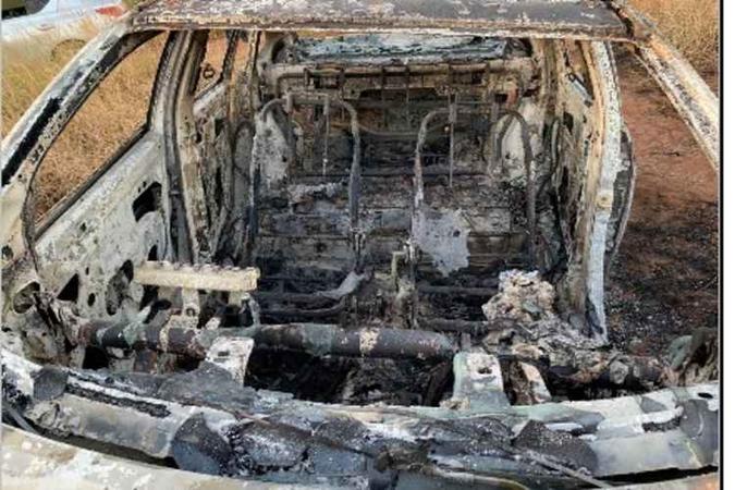 Veículo ficou completamente destruído pelas chamas(foto: Polícia Militar/Divulgação) Veículo ficou completamente destruído pelas chamas(foto: Polícia Militar/Divulgação)