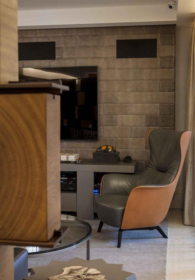 Acrescentar elementos com madeira na decoração remete a um aspecto natural e relembra a conexão do homem com os elementos da natureza. Uma dica para quem deseja somar objetos no projeto sem pesar muito no bolso é apostar em porta-retratos, banquetas, quadros para a mesa do escritório ou prateleiras feitas da matéria-prima.(foto: Rômulo Fialdini/Divulgação) Acrescentar elementos com madeira na decoração remete a um aspecto natural e relembra a conexão do homem com os elementos da natureza. Uma dica para quem deseja somar objetos no projeto sem pesar muito no bolso é apostar em porta-retratos, banquetas, quadros para a mesa do escritório ou prateleiras feitas da matéria-prima.(foto: Rômulo Fialdini/Divulgação)