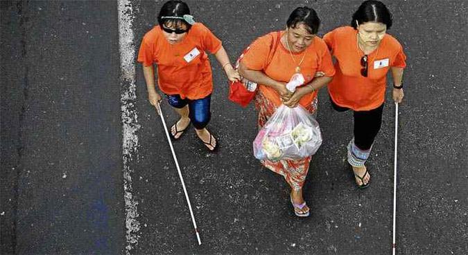 Mulheres cegas cruzam rua na Birmânia: grande parte das cidades do mundo não são devidamente adaptadas para pedestres com deficiência visual(foto: Soe Zeya Tun/Reuters - 15/10/13) Mulheres cegas cruzam rua na Birmânia: grande parte das cidades do mundo não são devidamente adaptadas para pedestres com deficiência visual(foto: Soe Zeya Tun/Reuters - 15/10/13)