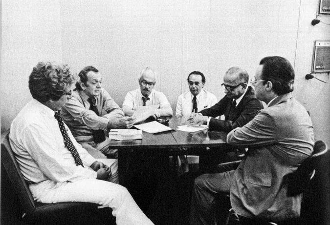 Reunião de pauta, time de cobras: Luiz Alberto Bahia, Alberto Dines, Antonio Callado, Hélio Pólvora, Otto Lara Resende e Wilson Figueiredo(foto: Objetiva/Reprodução) Reunião de pauta, time de cobras: Luiz Alberto Bahia, Alberto Dines, Antonio Callado, Hélio Pólvora, Otto Lara Resende e Wilson Figueiredo(foto: Objetiva/Reprodução)