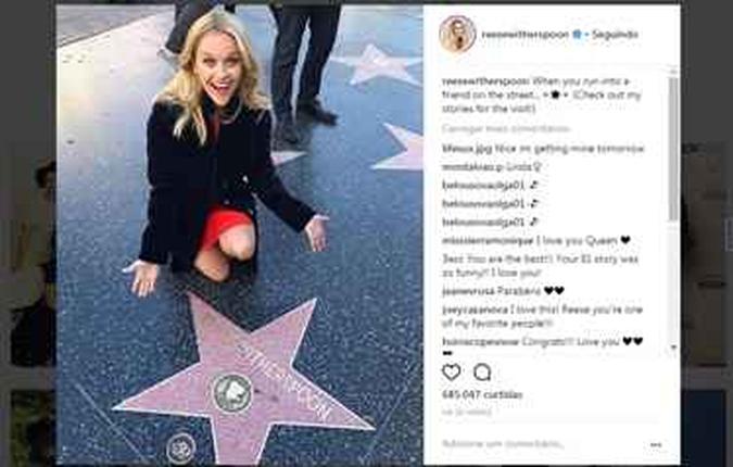 Reese postou uma foto em seu Instagram ao lado da estrela na Calçada da Fama. Reese postou uma foto em seu Instagram ao lado da estrela na Calçada da Fama.