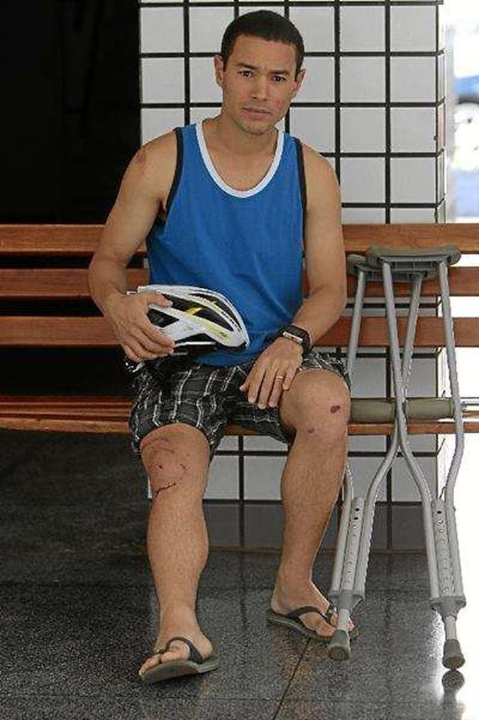 O triatleta Marcelo Tavares, 34 anos, se envolveu em dois acidentes quando pedalava no DF: lesões graves no joelho e no ombro(foto: Ana Rayssa/Esp. CB/D.A Press) O triatleta Marcelo Tavares, 34 anos, se envolveu em dois acidentes quando pedalava no DF: lesões graves no joelho e no ombro(foto: Ana Rayssa/Esp. CB/D.A Press)