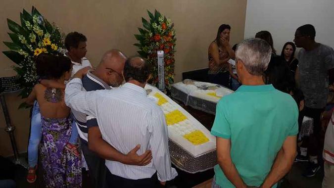 Velório de Rosângela Albernaz e Marilene Martins de Melo Neves, mortas enquanto oravam na Igreja Batista Shalom, no bairro Bela Vista(foto: Carlos Vieira/CB/D.A Press) Velório de Rosângela Albernaz e Marilene Martins de Melo Neves, mortas enquanto oravam na Igreja Batista Shalom, no bairro Bela Vista(foto: Carlos Vieira/CB/D.A Press)
