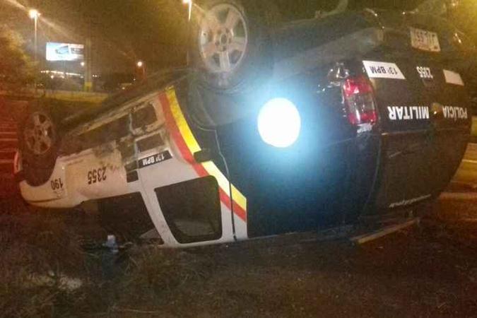Chovia no momento do acidente que aconteceu na Epia Norte, na altura do Cruzeiro, na noite desta terça-feira (8/11)(foto: Polícia Militar/Divulgação) Chovia no momento do acidente que aconteceu na Epia Norte, na altura do Cruzeiro, na noite desta terça-feira (8/11)(foto: Polícia Militar/Divulgação)