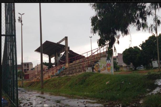 Cobertura danificada pela chuva do Centro Esportivo de Samambaia(foto: Ronaldo Siqueira/Arquivo pessoal) Cobertura danificada pela chuva do Centro Esportivo de Samambaia(foto: Ronaldo Siqueira/Arquivo pessoal)