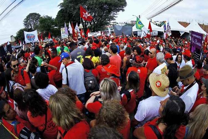 Manifestantes contra a prisão de Lula(foto: AFP / Heuler Andrey) Manifestantes contra a prisão de Lula(foto: AFP / Heuler Andrey)