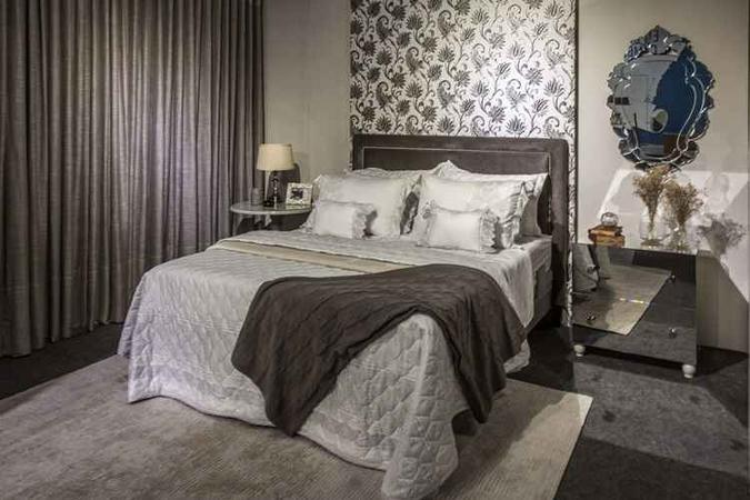 Privacidade, conforto e aconchego descrevem o ambiente criado pela arquiteta Gabriela De Rossi. Mix de texturas e estampas sutis levam a ideia a um patamar incomum e personalizado, com tons de cinza e bege em evidência. Com área de relaxamento, o ambiente tem cabeceira em suede cinza, poltrona em couro e papel de parede mesclado com linho.(foto: Clausem Bonifacio/Divulgação) Privacidade, conforto e aconchego descrevem o ambiente criado pela arquiteta Gabriela De Rossi. Mix de texturas e estampas sutis levam a ideia a um patamar incomum e personalizado, com tons de cinza e bege em evidência. Com área de relaxamento, o ambiente tem cabeceira em suede cinza, poltrona em couro e papel de parede mesclado com linho.(foto: Clausem Bonifacio/Divulgação)