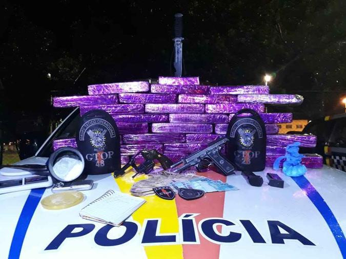 Foram apreendidos 40 kg de maconha e 1 kg de cocaína. O preso vai responder por tráfico de drogas(foto: Divulgação / PMDF) Foram apreendidos 40 kg de maconha e 1 kg de cocaína. O preso vai responder por tráfico de drogas(foto: Divulgação / PMDF)