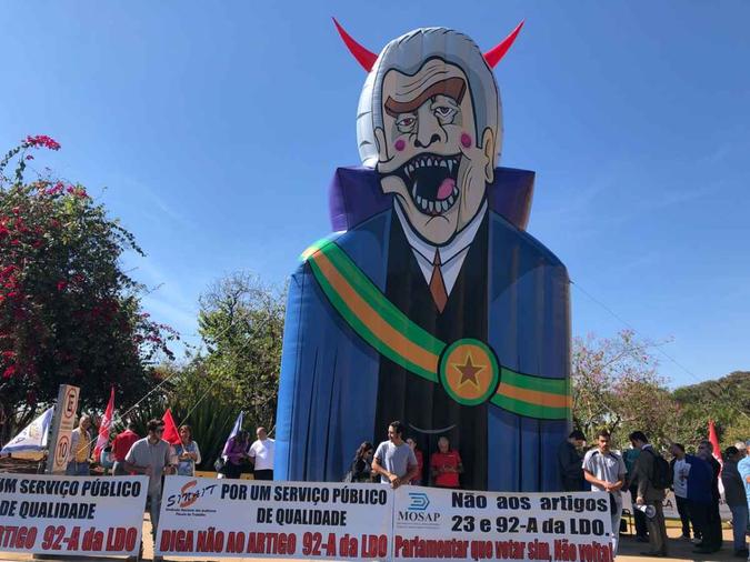 Em frente ao Congresso Nacional, servidores protestam contra congelamento de salários em 2019(foto: Ana Rayssa/Esp.CB/D.A Press) Em frente ao Congresso Nacional, servidores protestam contra congelamento de salários em 2019(foto: Ana Rayssa/Esp.CB/D.A Press)