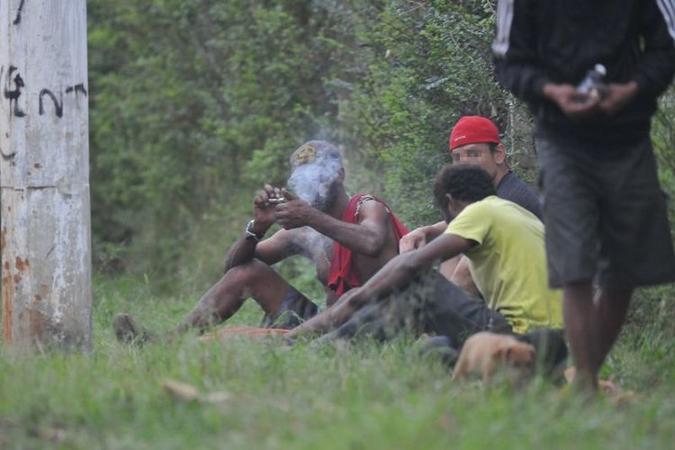 Em praças, becos e vielas da capital federal, viciados têm a vida deteriorada e colocam em risco quem passa pelos locais. Droga é conhecida pelo potencial para criar dependência no primeiro uso(foto: Minervino Junior/CB/D.A Press) Em praças, becos e vielas da capital federal, viciados têm a vida deteriorada e colocam em risco quem passa pelos locais. Droga é conhecida pelo potencial para criar dependência no primeiro uso(foto: Minervino Junior/CB/D.A Press)