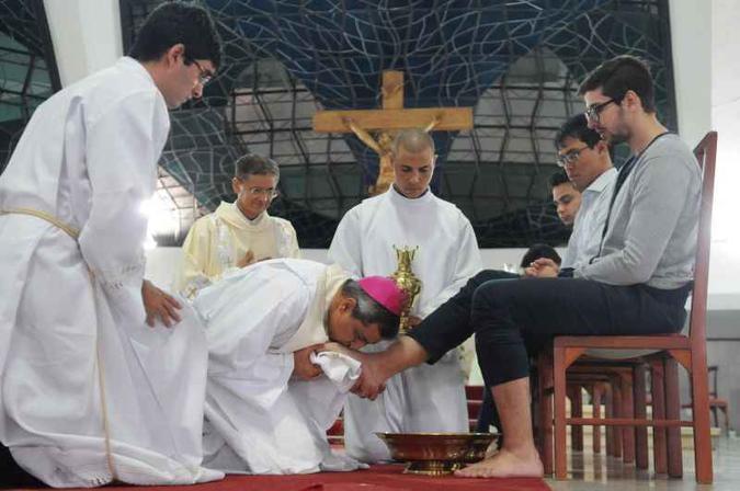 O bispo auxiliar Marcony Ferreira lavou os pés de 12 fiéis: O bispo auxiliar Marcony Ferreira lavou os pés de 12 fiéis: