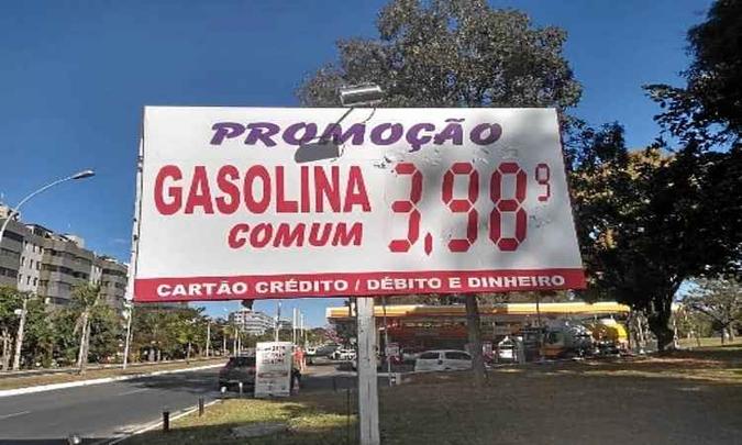 Apesar das promoções nos postos, consumidores seguem insatisfeitos com os valores pagos para encher o tanque(foto: Thaís Moura/Esp. CB/D.A Press) Apesar das promoções nos postos, consumidores seguem insatisfeitos com os valores pagos para encher o tanque(foto: Thaís Moura/Esp. CB/D.A Press)