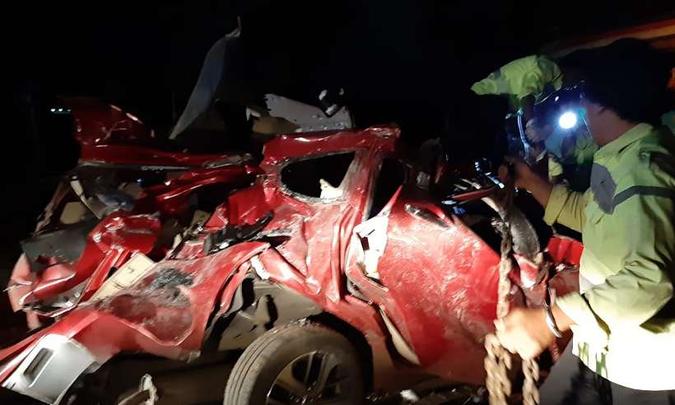 Um dos carros envolvidos no acidente ficou destruído (foto: Handout / WEST JAVA POLICE / AFP) Um dos carros envolvidos no acidente ficou destruído (foto: Handout / WEST JAVA POLICE / AFP)