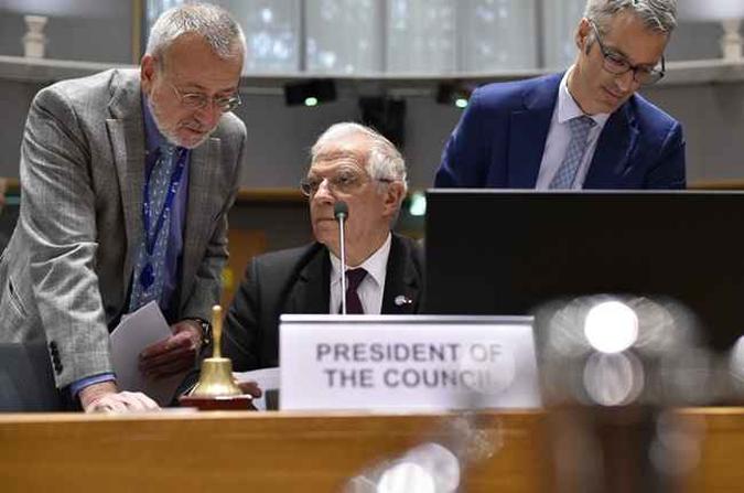 Durante encontro da União Europeia em sua sede na Bélgica, Josep Borrell afirmou a necessidade de controle de armas na Líbia(foto: JOHN THYS / AFP) Durante encontro da União Europeia em sua sede na Bélgica, Josep Borrell afirmou a necessidade de controle de armas na Líbia(foto: JOHN THYS / AFP)