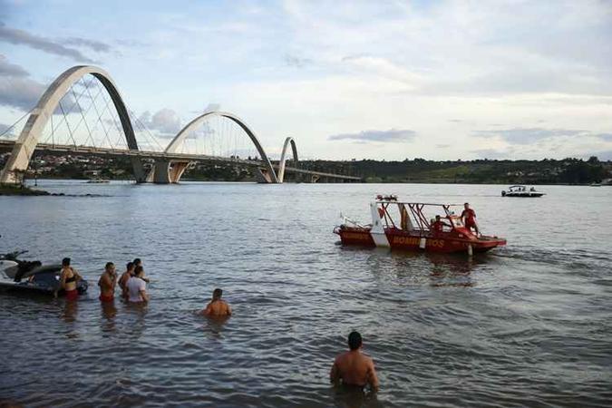 Rapaz já estava submerso no momento em que bombeiros militares chegaram ao local(foto: Divulgação/CBMDF) Rapaz já estava submerso no momento em que bombeiros militares chegaram ao local(foto: Divulgação/CBMDF)
