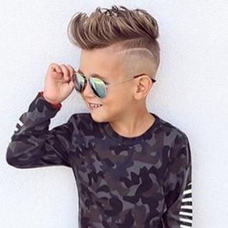 (@meninofashionkids3) O fade haircut está entre um dos mais requisitados no salão. O corte tem o efeito degradê com um topete maior(foto: Instagram/Reprodução) (@meninofashionkids3) O fade haircut está entre um dos mais requisitados no salão. O corte tem o efeito degradê com um topete maior(foto: Instagram/Reprodução)
